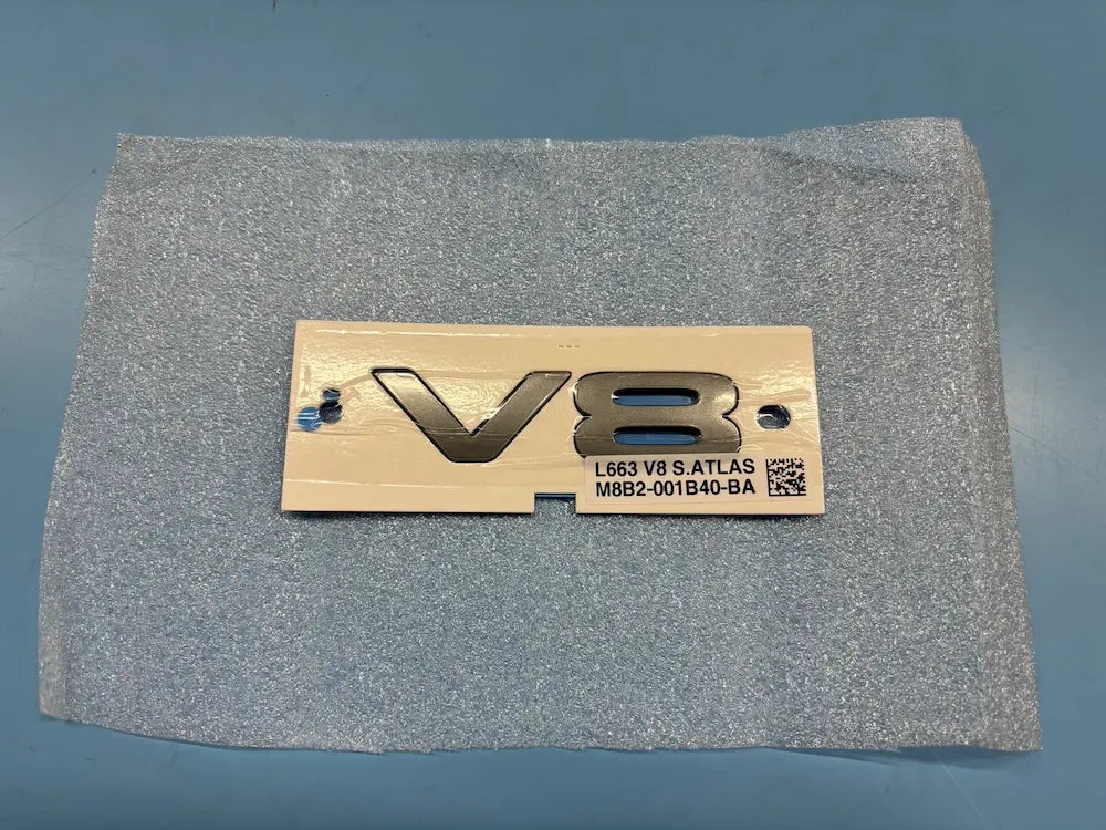純正V8バッチ