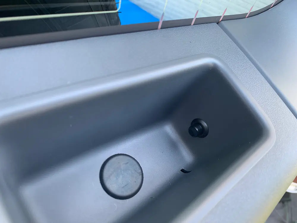 新型ディフェンダー ディフェンダー110 90 130 L663 リアゲートスイッチ 内側からドア開閉 アウトドア キャンプ 車中泊 必須アイテム