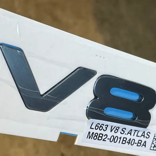 ランドローバー ディフェンダー 純正 V8バッチ LR153692