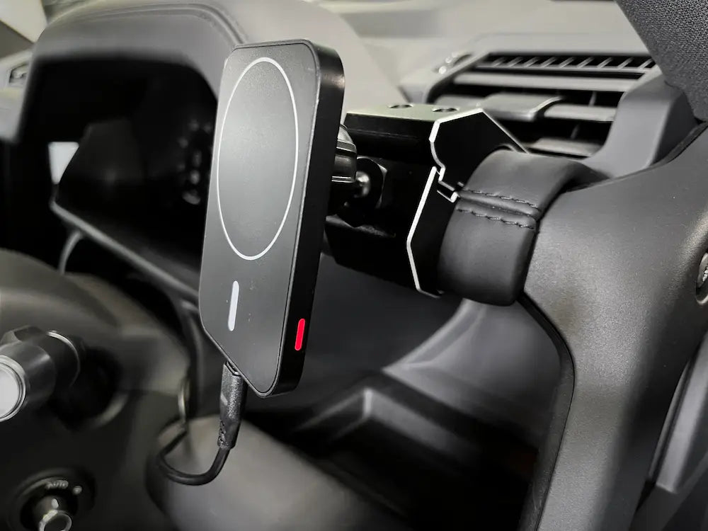 新型ディフェンダー ディフェンダー110 90 130 L663 携帯充電器 新型ディフェンダー ディフェンダー110 90 130 L663 携帯充電器