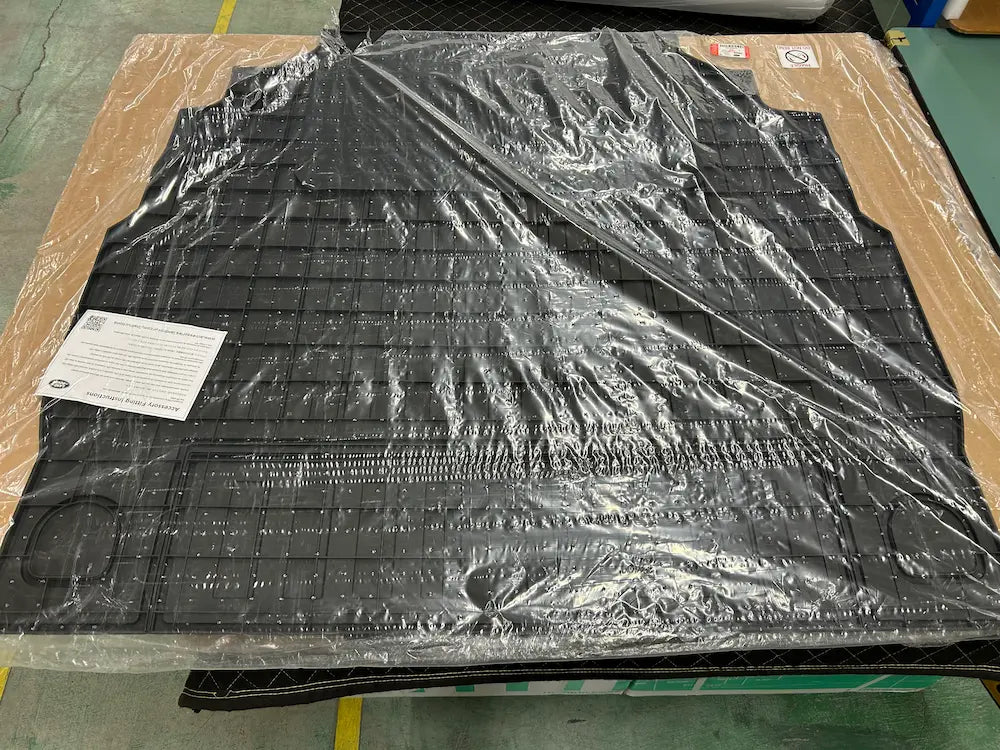 ランドローバー　ディフェンダー130　ラバーマット 純正ラバーマット ロードスペースラバーマット